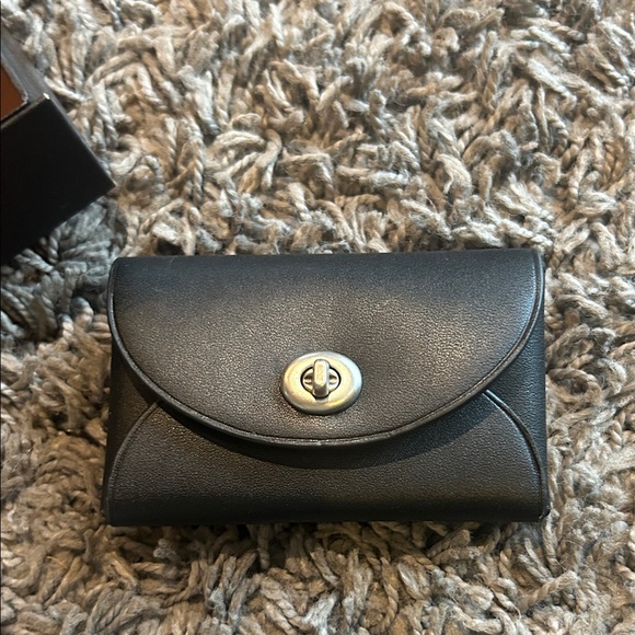 NWT Coach 1941 Turnlock Card Case Tea Rose Studs Black Glovetanned Leather - Picture 7 of 12